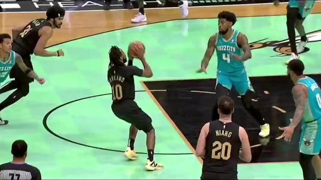 切入篮下几乎无敌 加兰假动作晃飞防守连线艾伦强取2+1