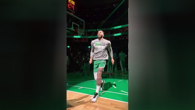 暖心亲子互动 塔图姆生日夜场边与儿子击掌