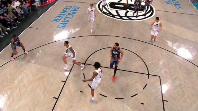 以一记助攻宣告自己的回归！ 西蒙斯妙传罗伊斯-奥尼尔三分手起刀落