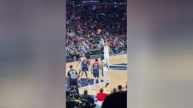 看台的球迷大哥活力四射 索汉不看人妙传助攻文班三分飚进