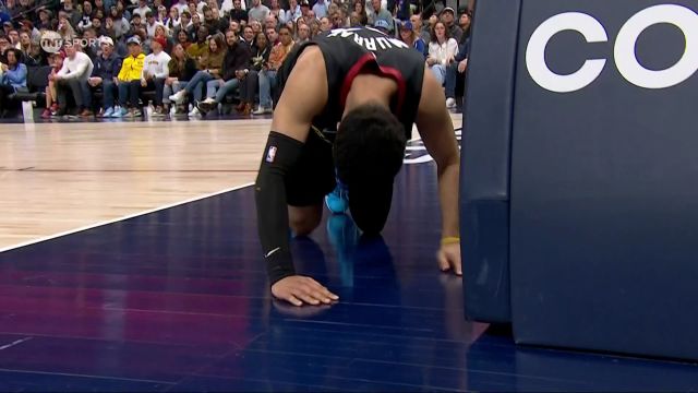 但愿并无大碍！穆雷强突篮下不慎崴脚目前已返回更衣室