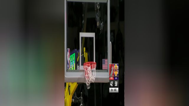 拉塞尔击地妙传詹姆斯双手暴扣 皓篮球：要不为啥说你能首发呢 就是懂事啊