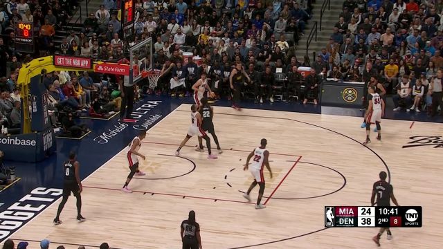 眼里只有篮筐！巴特勒快攻接哈克斯妙传直捣黄龙暴扣得手