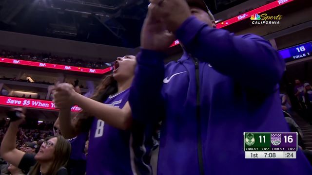 把现场当成扣篮大赛 字母哥和小萨互相轰炸对方篮筐燃炸全场