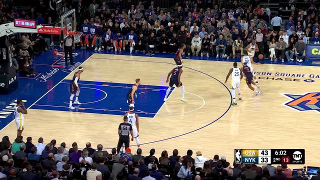 连续走位找到机会 库里无视防守抛投2+1一气呵成