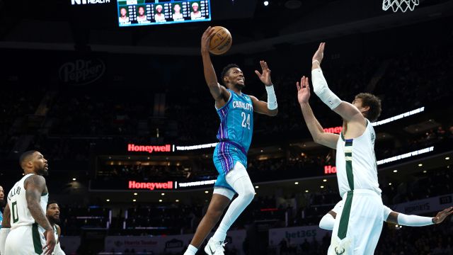 布兰登-米勒vs雄鹿集锦 空砍21+7未能带队取胜