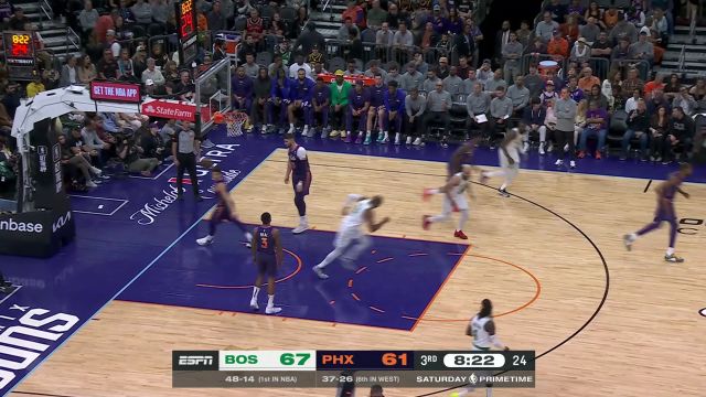 一个眼神你就懂！怀特空中抡臂长传助攻霍福德双臂暴扣炸筐