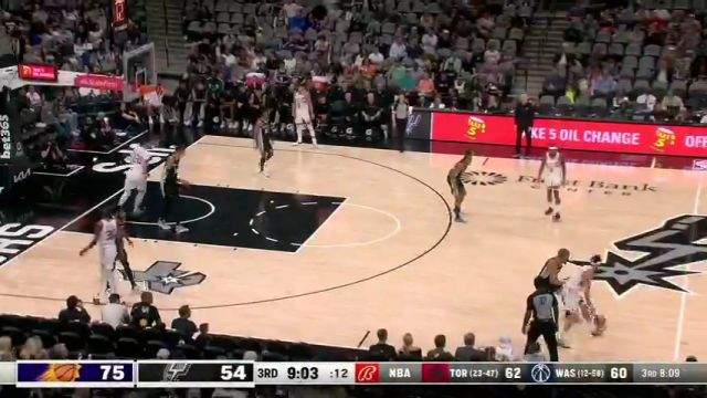 延续上场的高光表现 布克高难后仰+外线三分逼停马刺