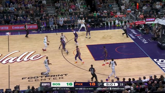 不走寻常路！怀特空中戏耍防守助攻克奈特上篮打进