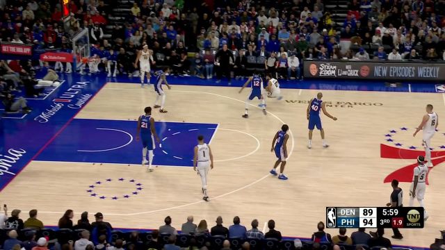 这个手感不太灵！马克西篮下砸球玩的兴起 救球成功引得全场欢呼