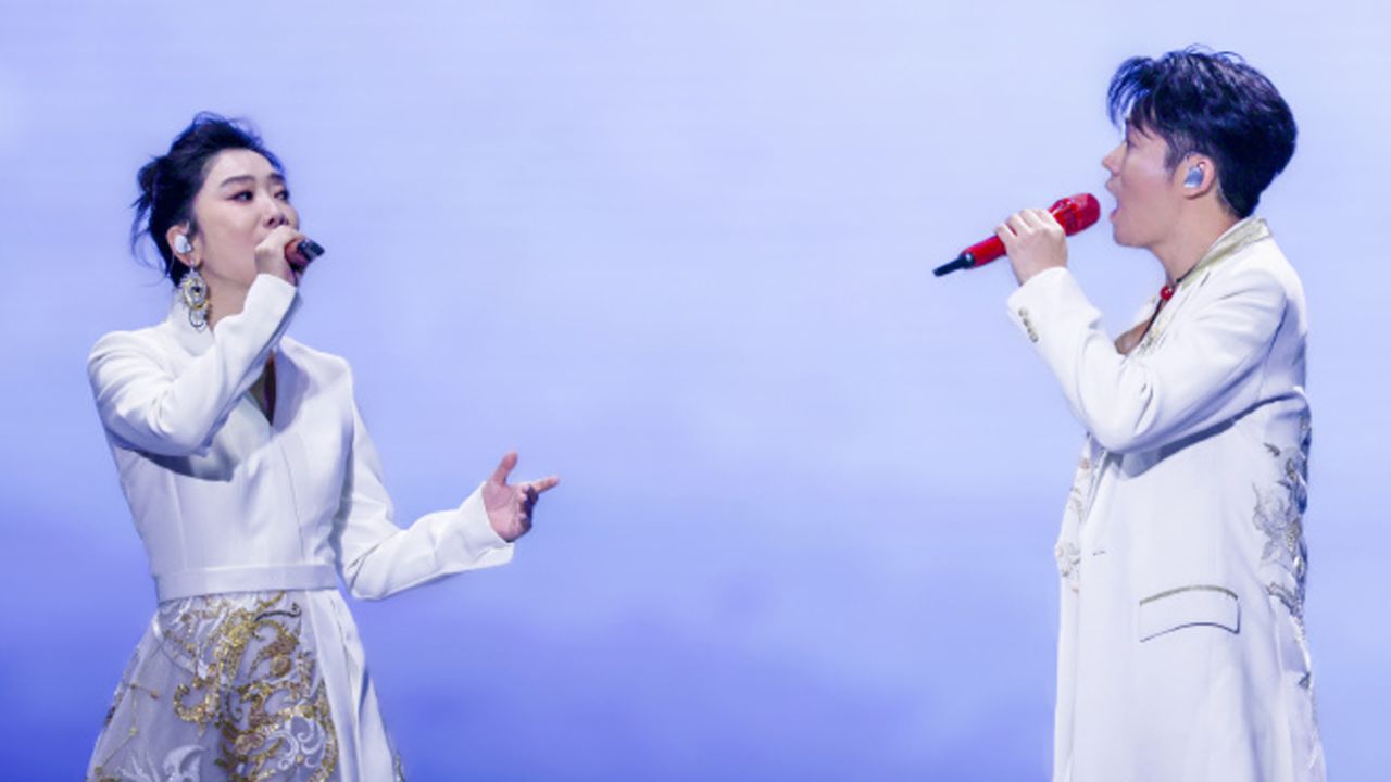 现场直拍:凤凰传奇真是火了,演唱会每首歌都是万人合唱,根本不用张嘴