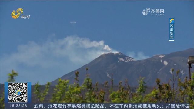 意大利埃特纳火山喷出大量“烟圈”,罕见的奇观吸引不少游客围观