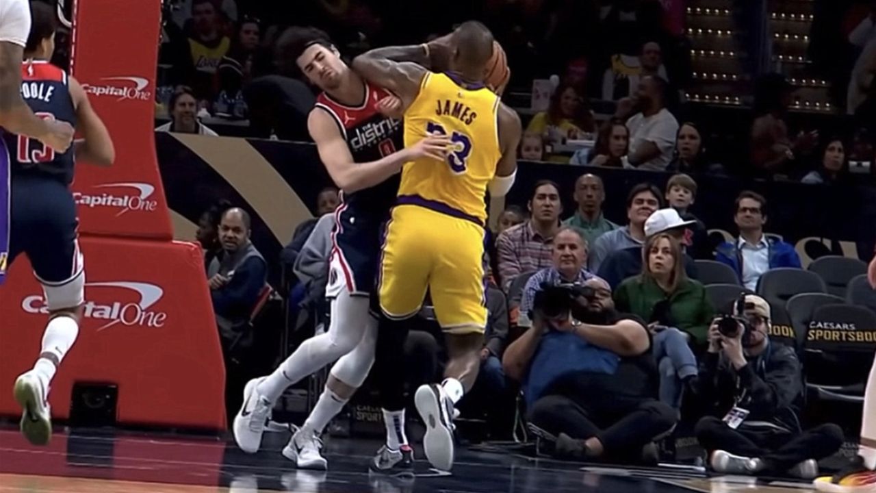巨大争议!詹姆斯肘击一级恶犯 解说:该怎么打怎么打 罚点钱嘛
