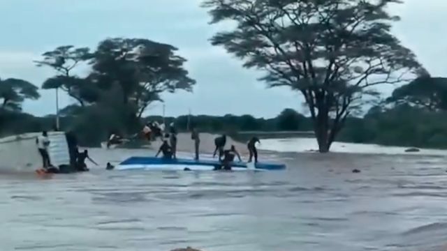 肯尼亚多地连降暴雨洪水肆虐 冲走卡车倾覆船只,至少90人遇难