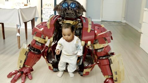 你以为只有大人才能拯救世界吗？小宝宝穿上钢铁侠盔甲，向你证明超级英雄不分年龄！