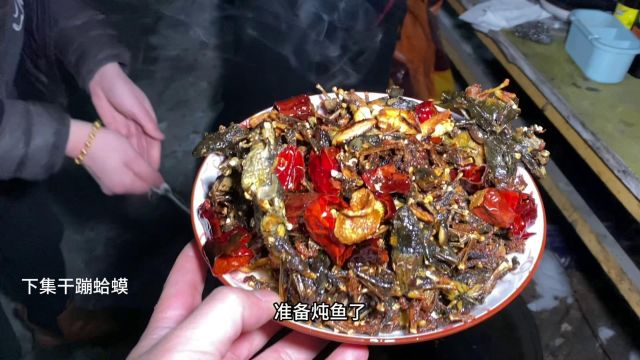 东北独特美食“油炸蛤蟆”这菜必须喝点酒,出锅时流口水了