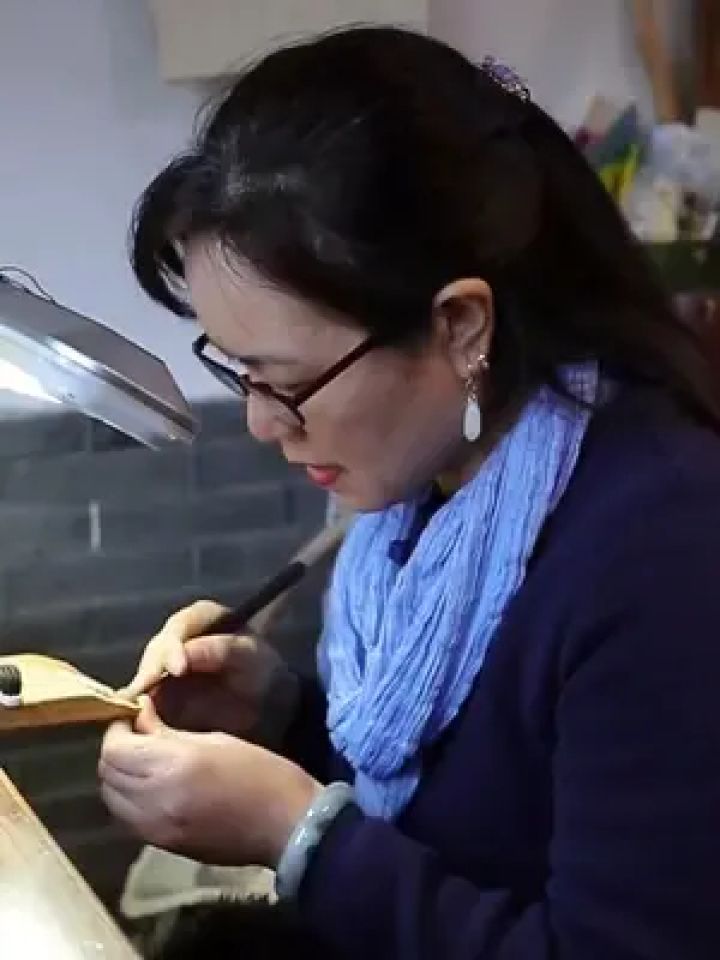 大家好,我是胡小兰.#核雕 #胡小兰 #橄榄核雕