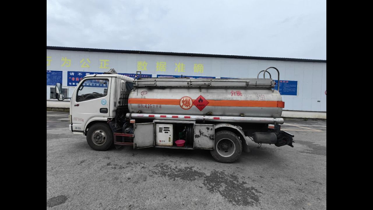 17年7月贵州六盘水5吨油罐车,朝柴102马力,正星大流量加油机