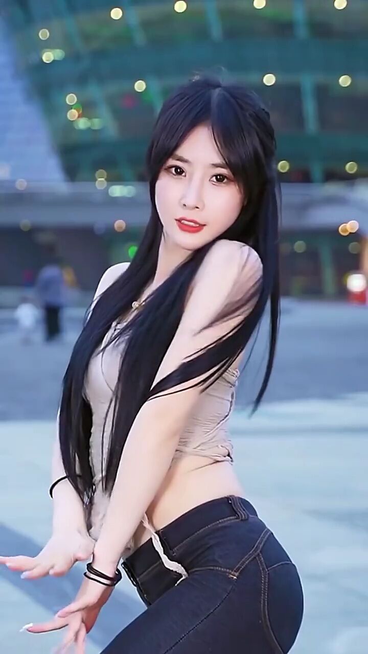 这就是你们喜欢的丝滑变速舞吗,小姐姐的身材太丝滑了吧