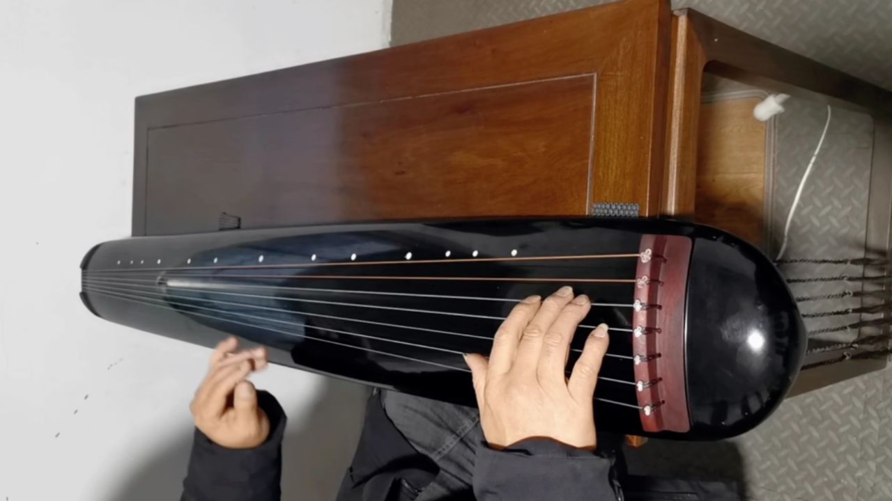 漆鹿角霜初学练习考级演奏黑色混沌式古琴#古琴#扬州古琴#纯生漆古琴