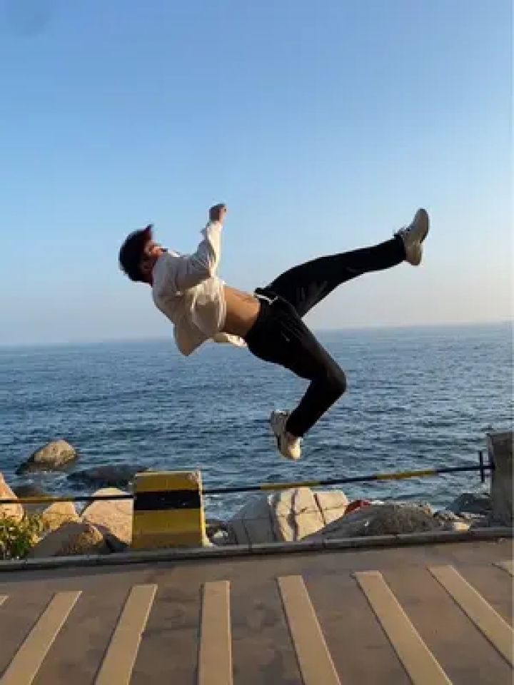 这么酷的动作你总有一个喜欢的吧#赤道极限特技 #空翻 #空翻教学
