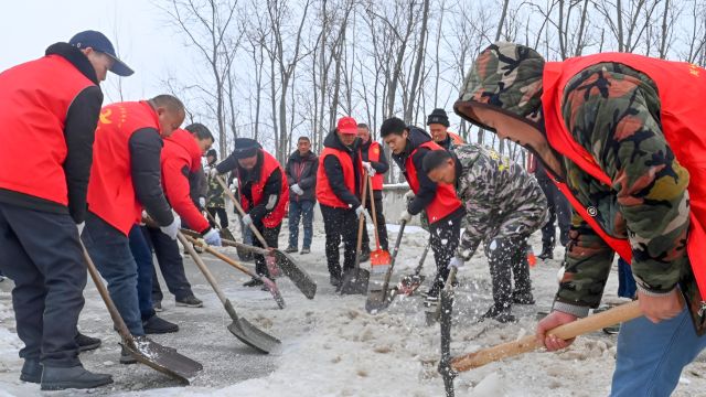 直击沪渝高速荆州段铲冰除雪现场:厚度40年来罕见,村民用锄头破冰