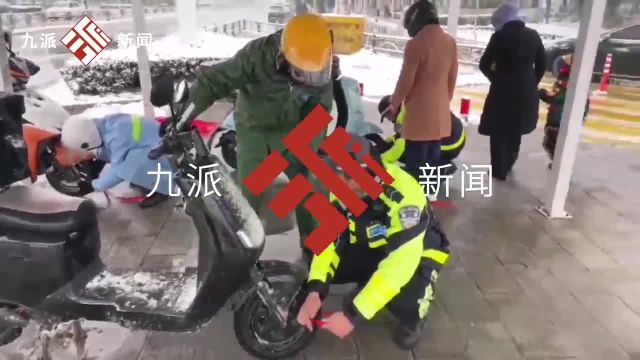 武汉交警为过往电动车准备了一万根防滑绳