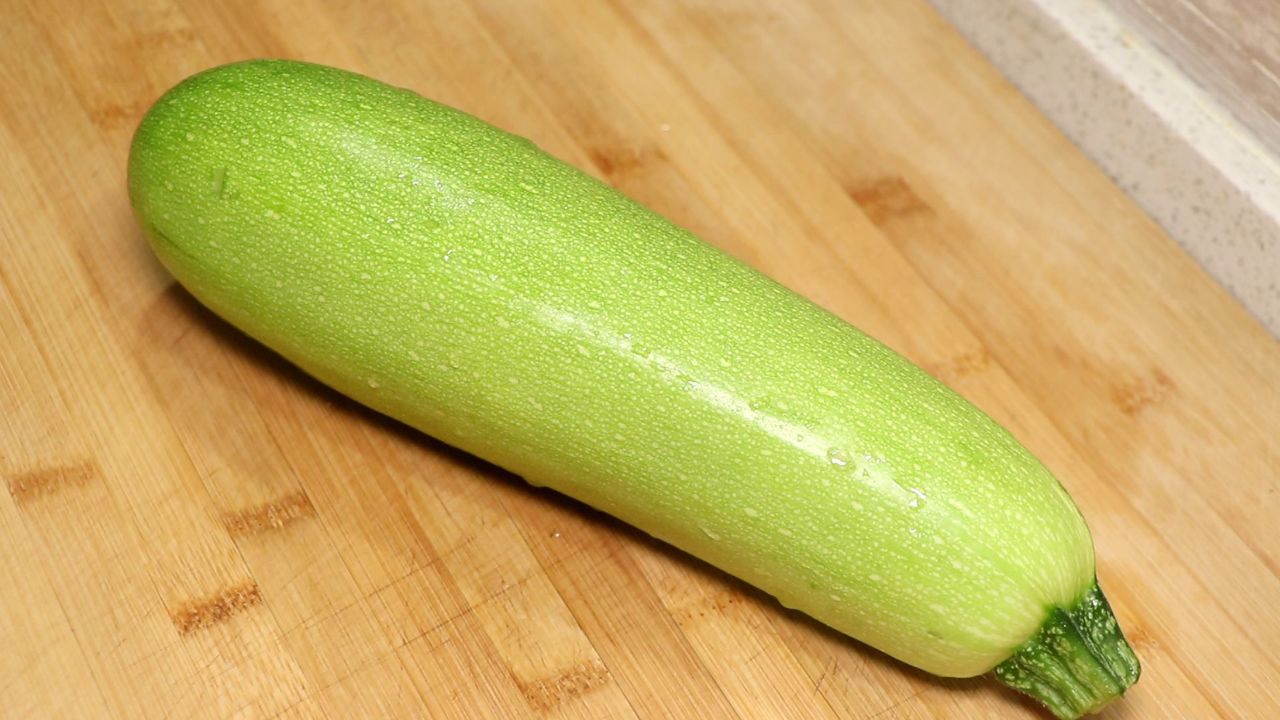 西葫芦想要好吃,不要直接下锅炒,教你一招,清脆爽口,下饭解馋