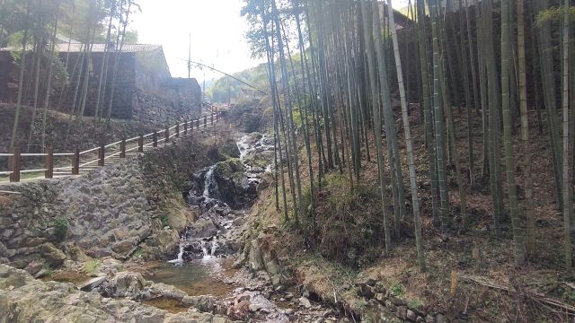 余姚市梨洲街道长田村,难得保留下来的山区石头村