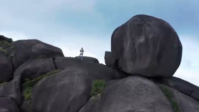 古母石立在梁野山山顶之上,形似大鼓,千百年来就顶立在山顶处!