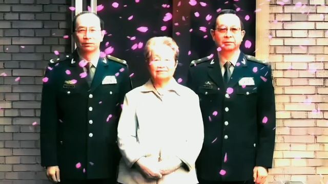 一个母亲,生了两个争气的儿子2009年,金一南与兄弟金一明,分站在母亲的两边一边一位少将,这样的母亲,谁敢惹俩兄弟的父亲是开国少将,优秀继承了...