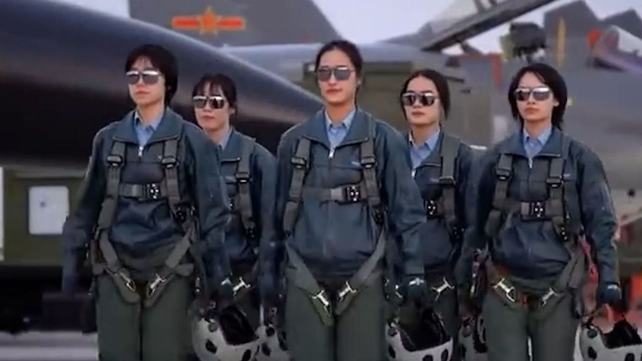 我国首批歼击机女飞行员张潇讲述空中处置特情的惊险瞬间