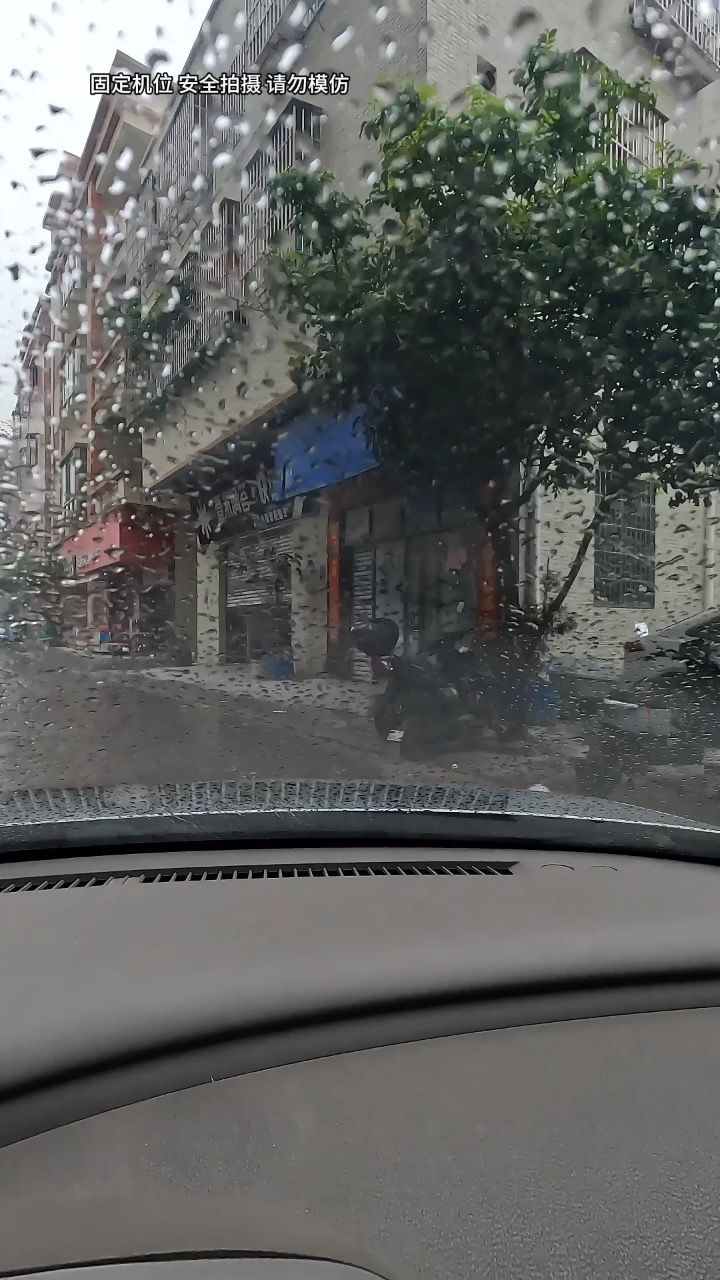 下雨天开车实拍图片