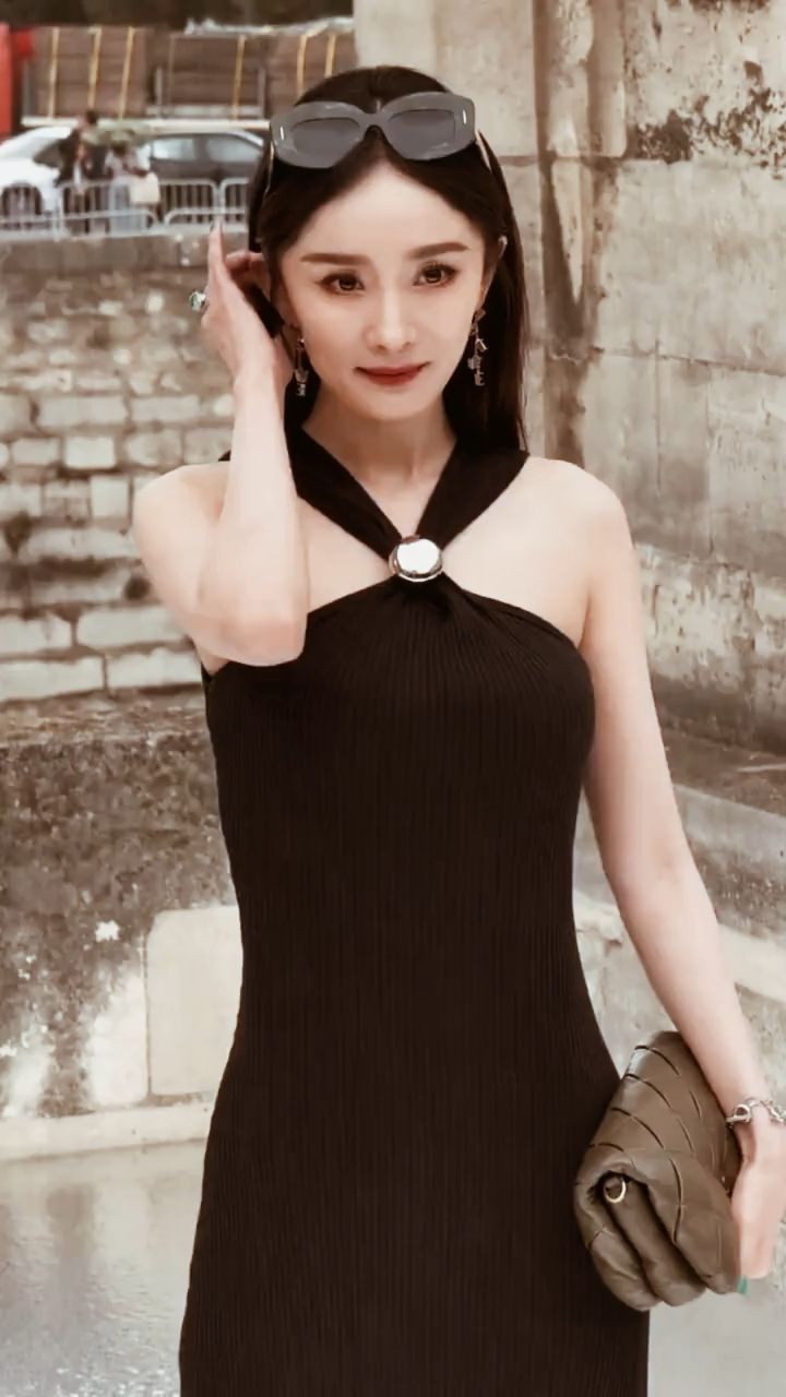 杨幂鞋子不合脚