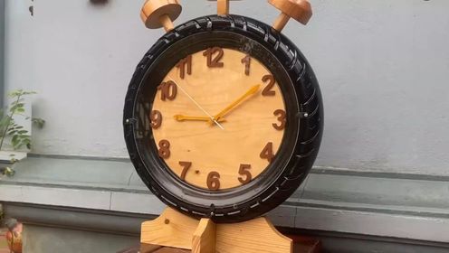 小伙用一个报废的轮胎制作一款时尚漂亮的钟表,高手隐藏在民间