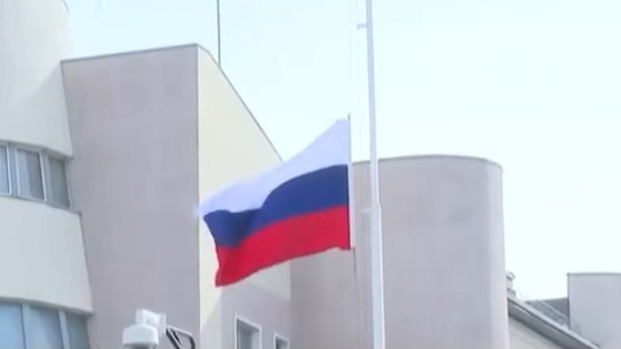 俄罗斯多个驻外使馆降半旗为遇难者致哀 民众自发献花悼念