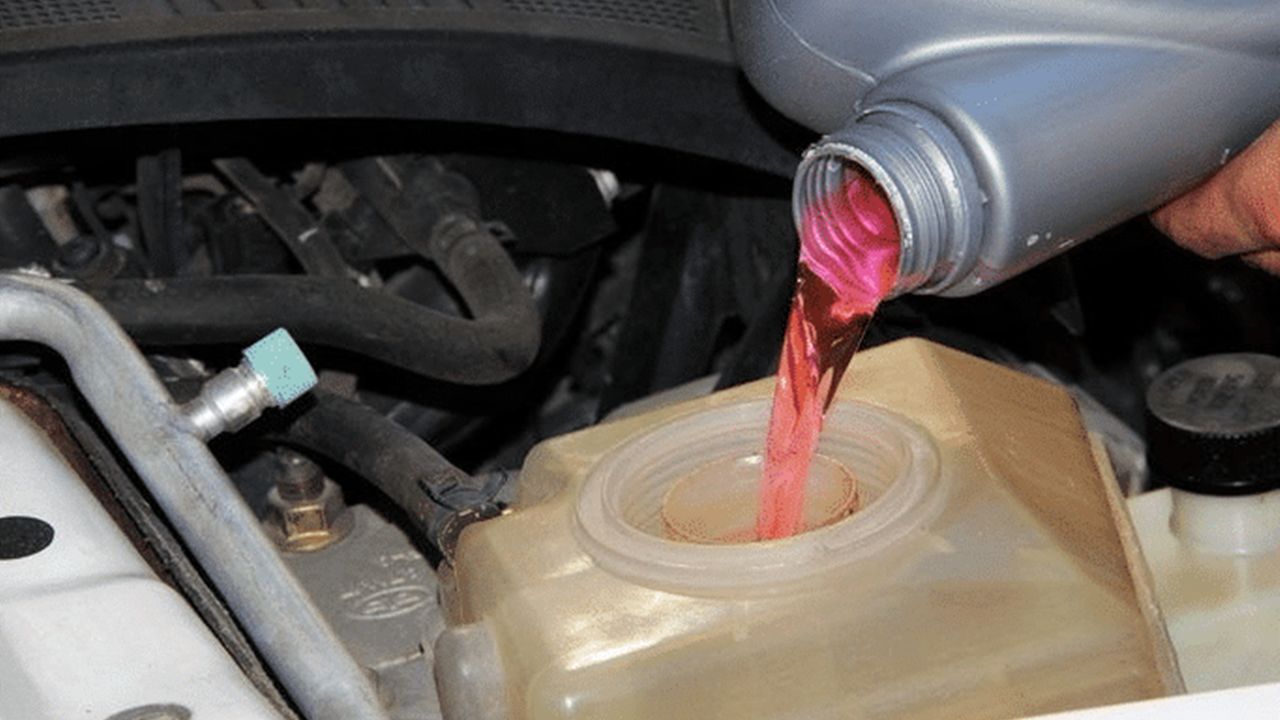 汽车防冻液到底多久换一次?好多人不知道,维修工告诉
