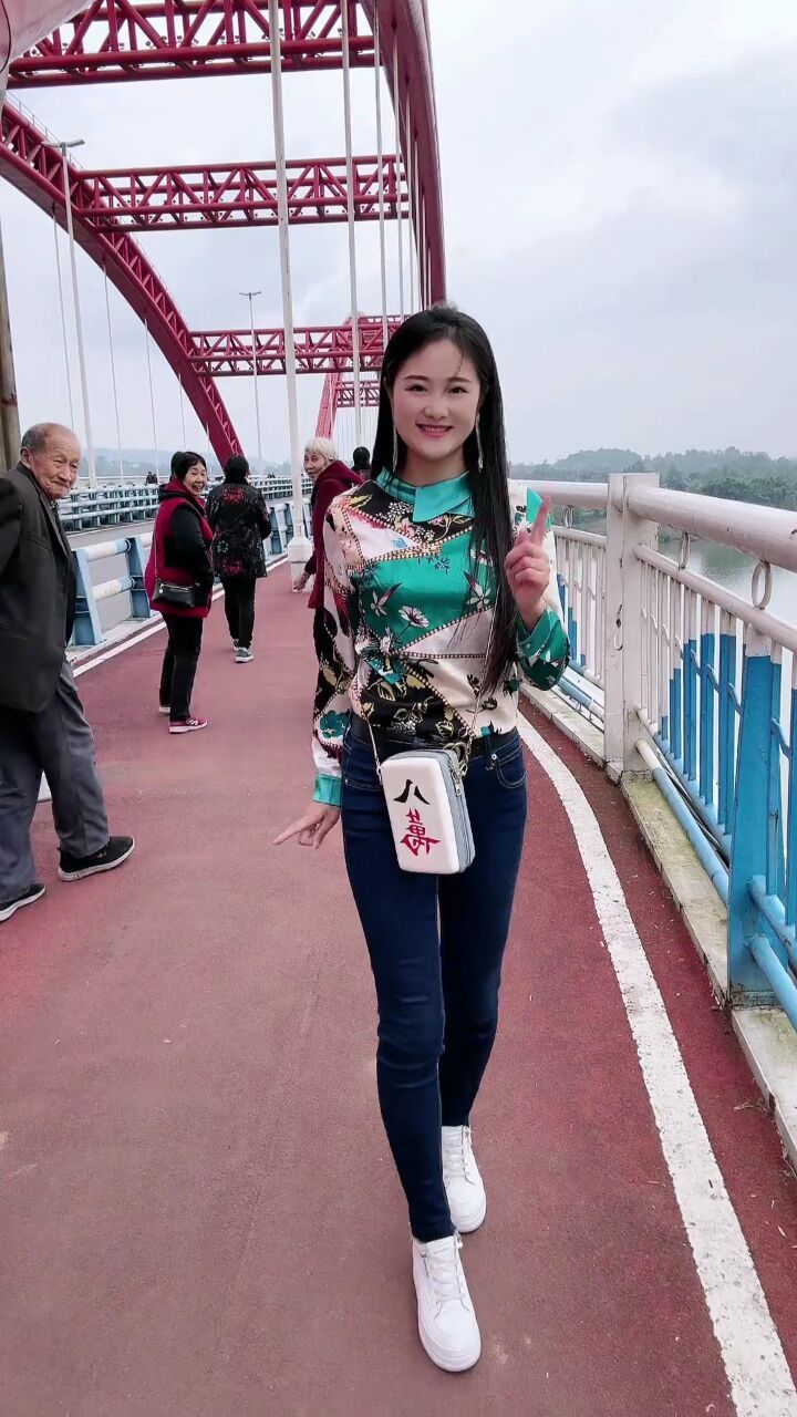 重庆婷儿: 漂亮的女人不一定会跳舞,但跳舞一定会让女人看起来更更