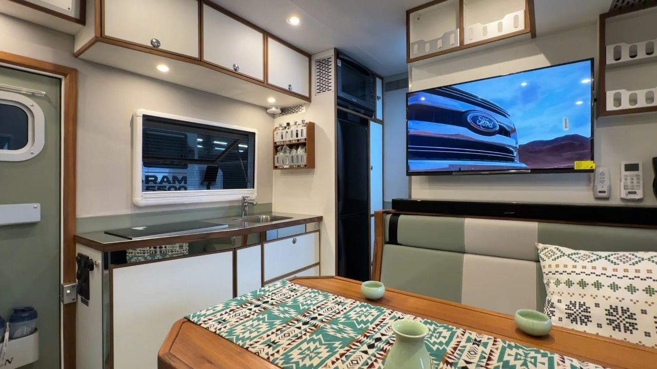 旅美奇域福特f350四驱越野房车内饰鉴赏