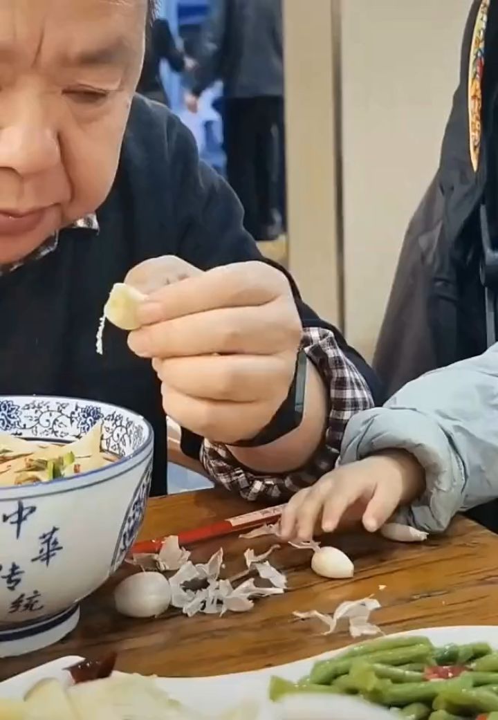 小宝贝吃大蒜,那一脸的"酸爽"表情,真是太可爱了!