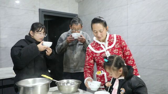 下雨天叫上六伯娘一起推豆花吃,大家看看婷婷的手艺出师没