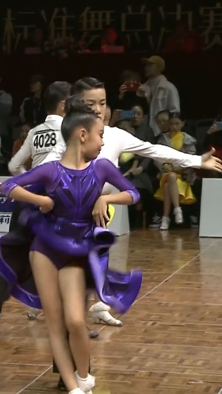 王崇墨&郎怡哲这一段太魔性了,跟着音乐尽情摇摆.