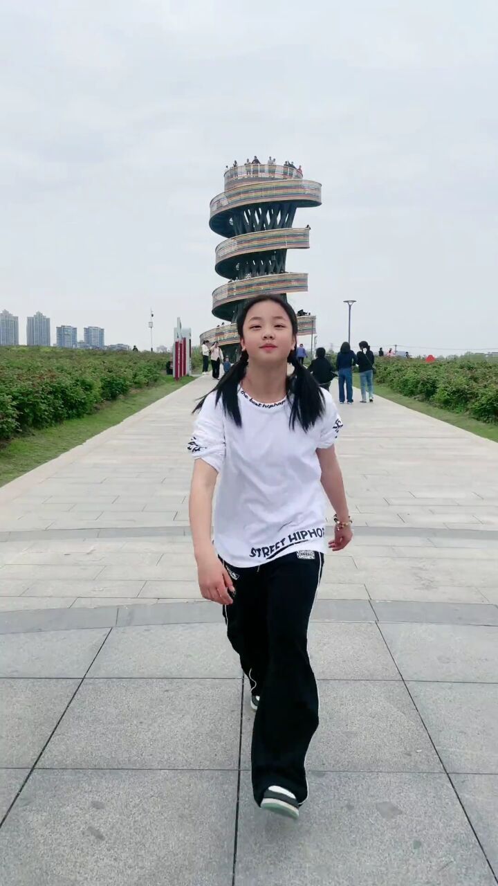 瑞琪组合: 舞台无处不在 草原上的一匹骏放学了!