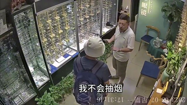 山东青岛一花店店主遇到一幕,店主不抽烟,进店男子语气刚开始平和