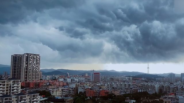 黑云压城!一大波狂风暴雨正抵达福建:漳州乌云翻滚 天空瞬间变黑