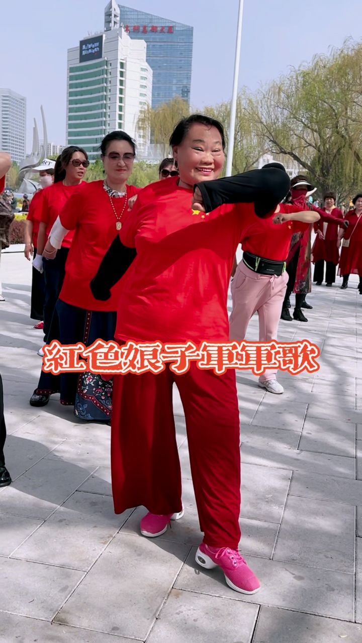 大妈跳红色舞蹈