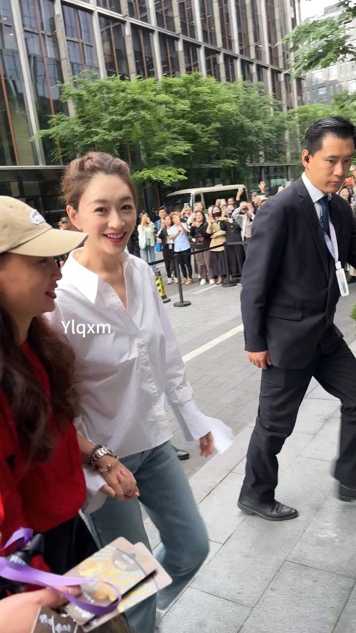 李小冉 白衬衫牛仔裤造型亮相#庆余年扫楼 这状态好美呀 白到发光