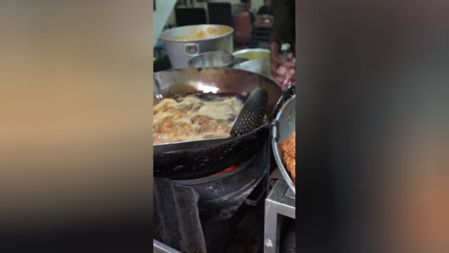 印度街头的炸鸡店,公开式制作过程让顾客明白舒畅