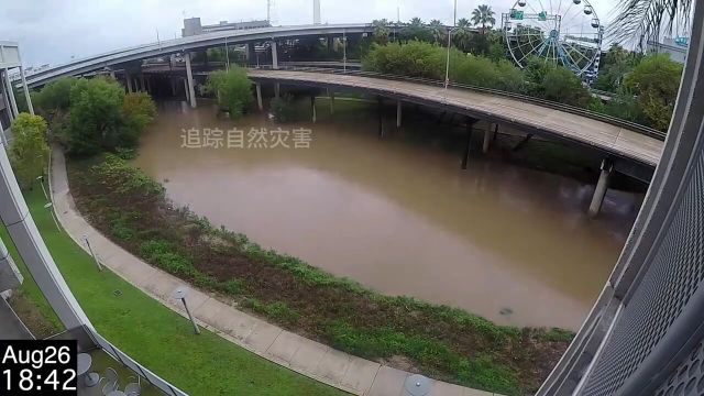 河道涨水12米淹没旁边一条马路全过程看着让揪心