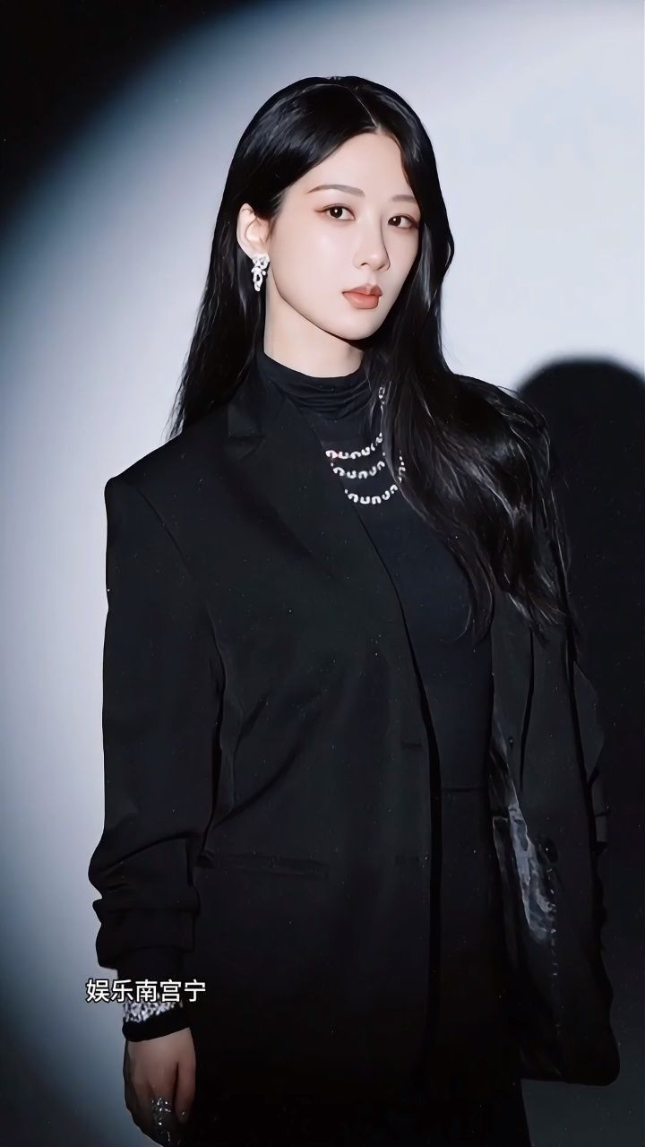 杨紫一身黑色西装又美又酷